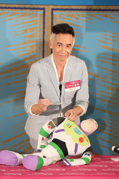 陳豪即場學習玩具修復 為玩具注入新使命.JPG